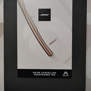 Bose Noise Cancelling Headphones 700 - Black and White